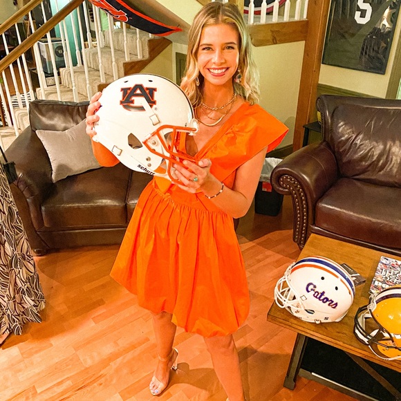 Meet your Posher! 💛🌞🌴🤍 - Picture 3 of 10